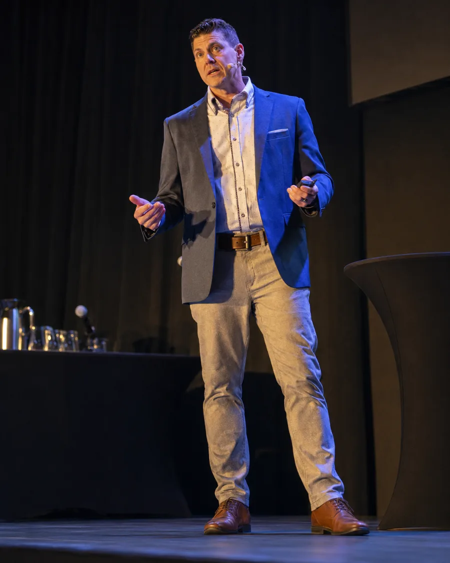 Dr. Trevor DeVries dando una charla